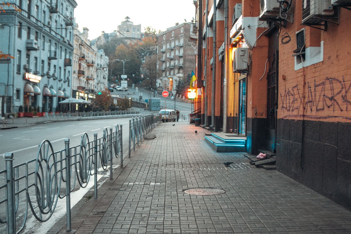 Солнце уже поднялось над горизонтом, а улицы до сих пор пустуют Солнце уже поднялось над горизонтом, а улицы до сих пор пустуют