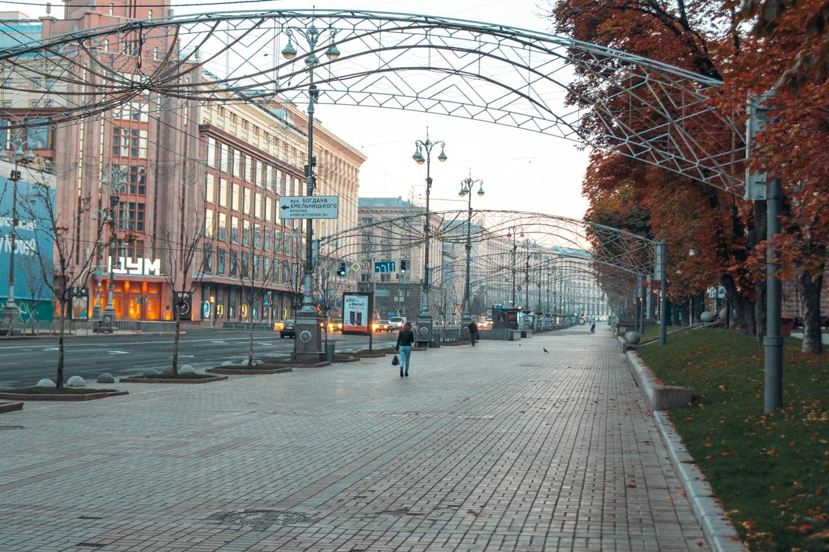 Те, кому все же нужно на работу, спешат на метро Те, кому все же нужно на работу, спешат на метро