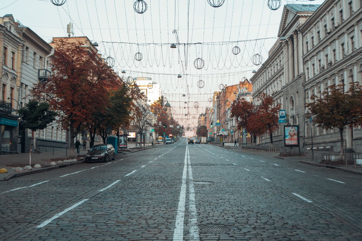 А за окнами уже светло, город все же просыпается А за окнами уже светло, город все же просыпается