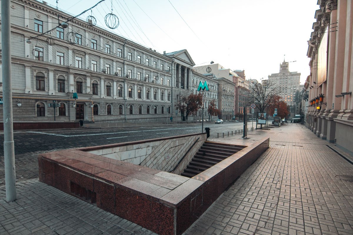 Метро чувствует себя одиноко Метро чувствует себя одиноко