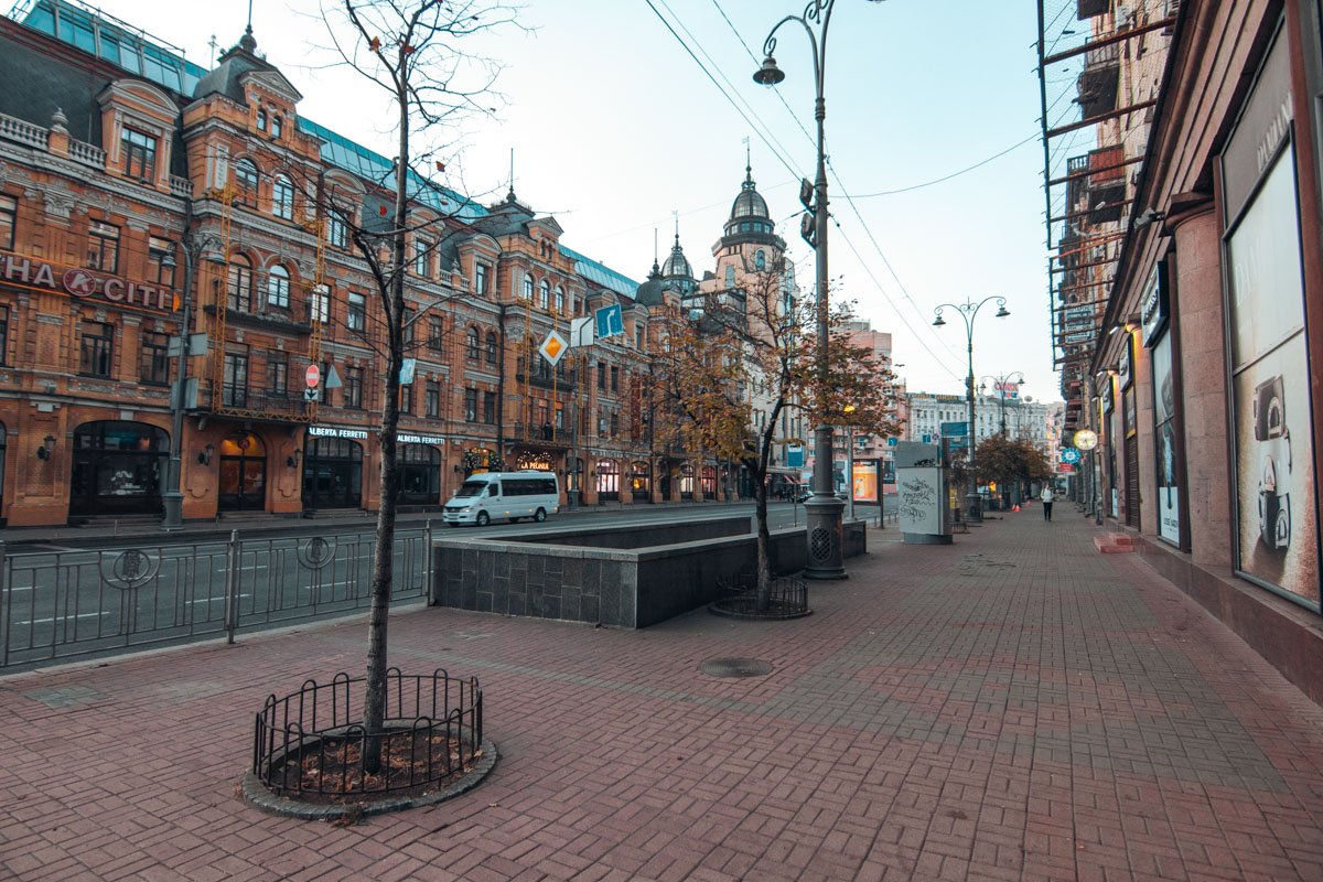 Киев спит, пусты его улицы и бульвары, окна домов закрывают шторы и только одинокие машины пересекают линии города Киев спит, пусты его улицы и бульвары, окна домов закрывают шторы и только одинокие машины пересекают линии города