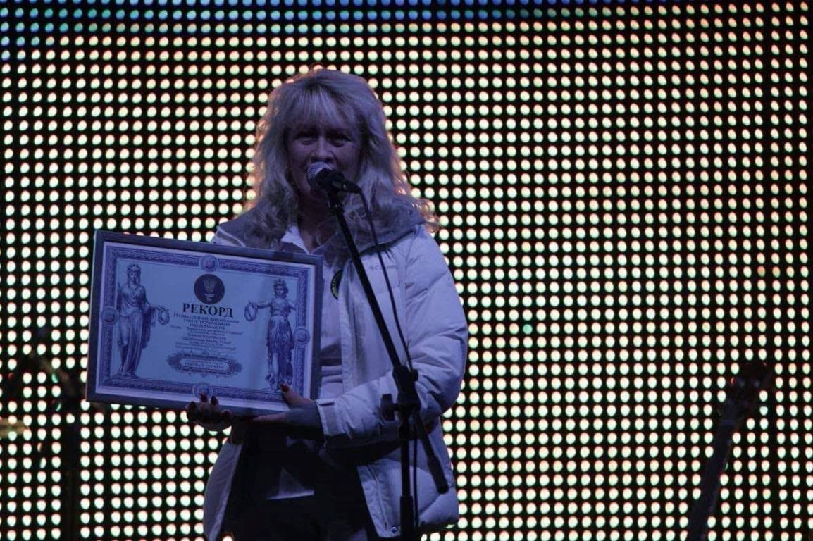 8368 человек спели гимн украинских националистов "Зродились ми великої години".