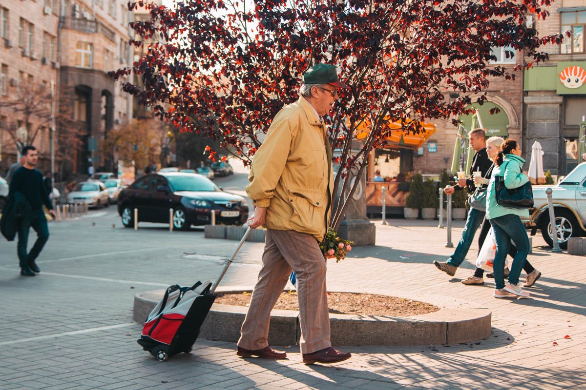 Стильный дедуля спешит на свидание, ведь любви все возрасты покорны Стильный дедуля спешит на свидание, ведь любви все возрасты покорны