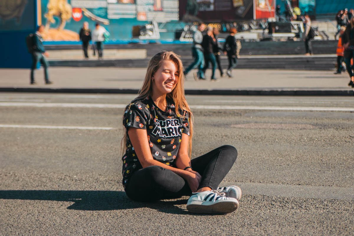 Все делают фото, ловя на лице блики солнышка Все делают фото, ловя на лице блики солнышка