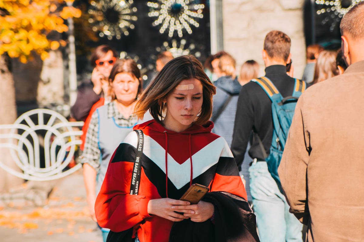 Девушка в мыслях о царапинке Девушка в мыслях о царапинке