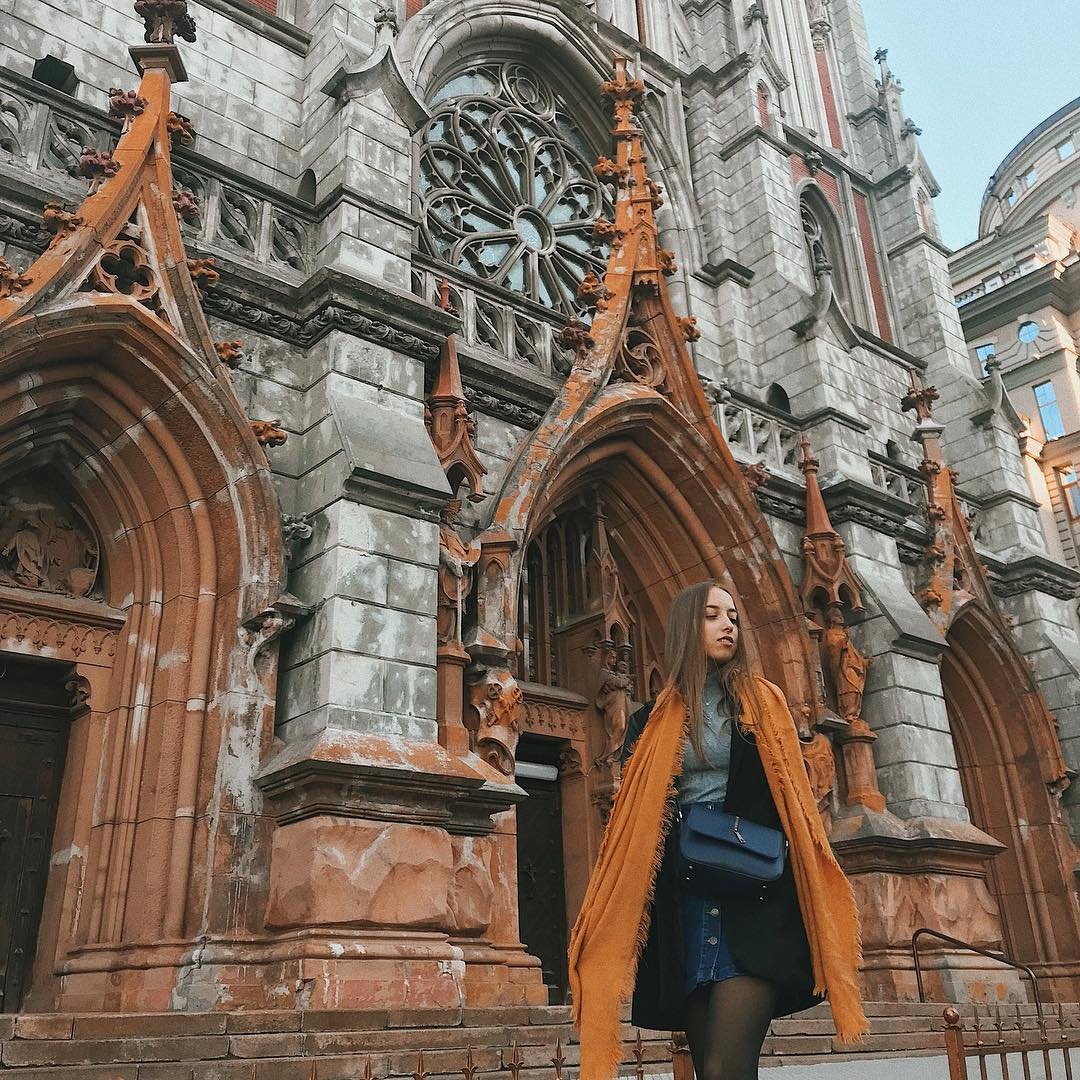 Когда твой образ сочетается со столичной архитектурой. Фото: @tsarulya_