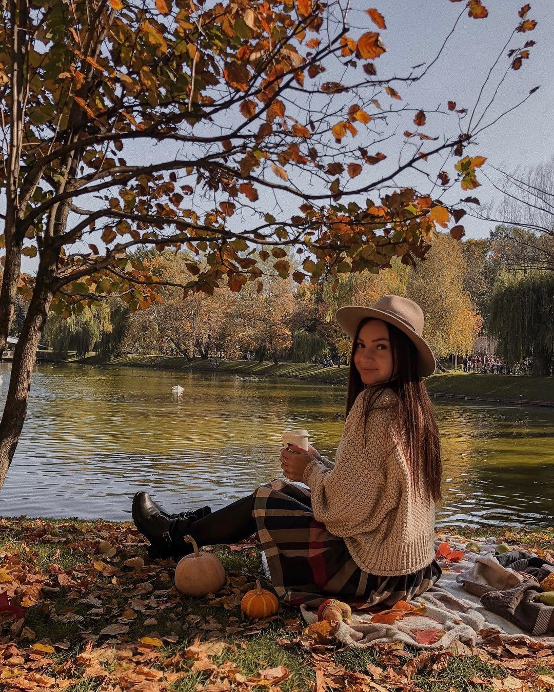 Желтые листья, тыквы, яблочки... хотя бы за это уже можно любить осень! Фото: @alesia_haidai