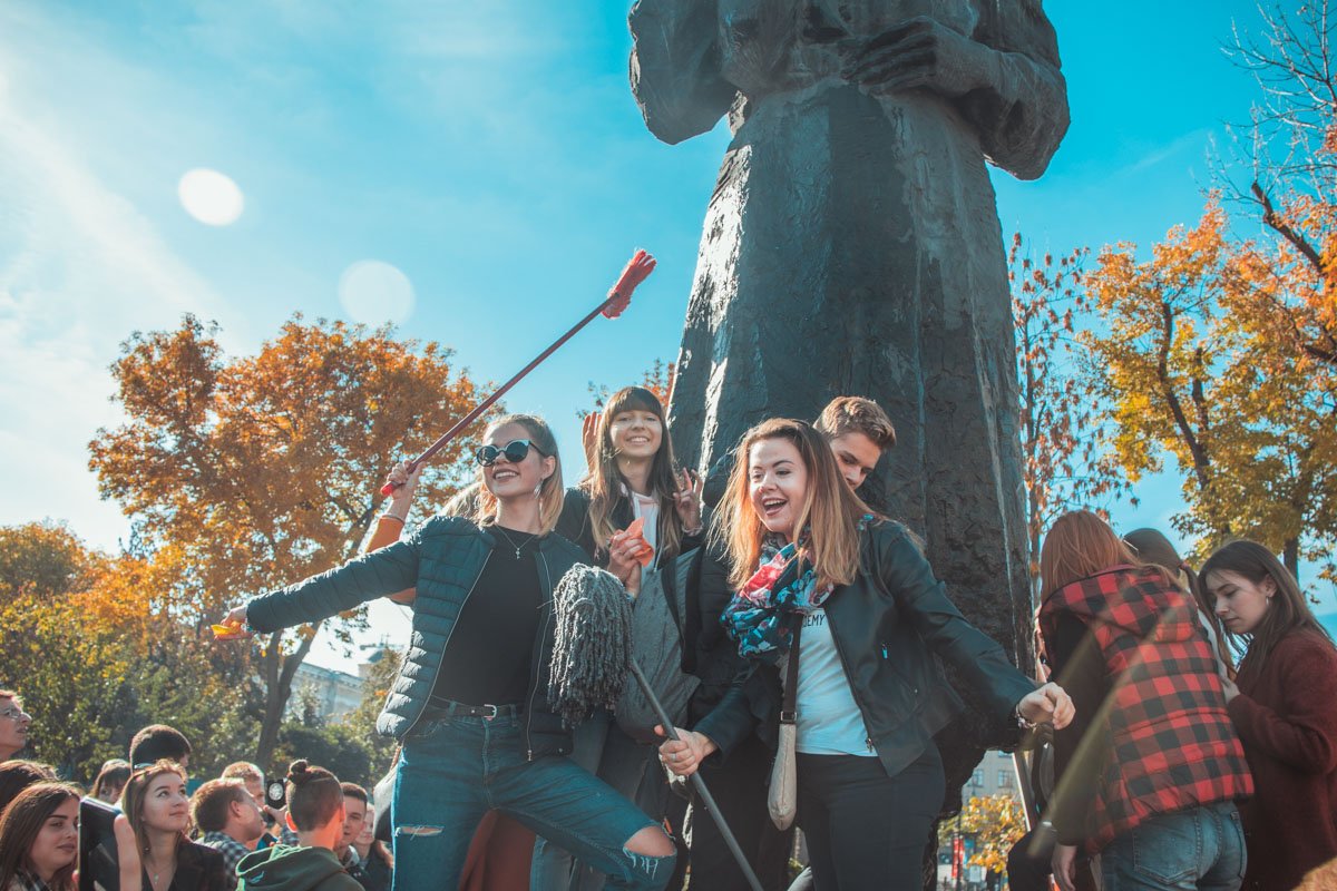 Учащиеся запаслись швабрами, ведрами и хорошим настроением