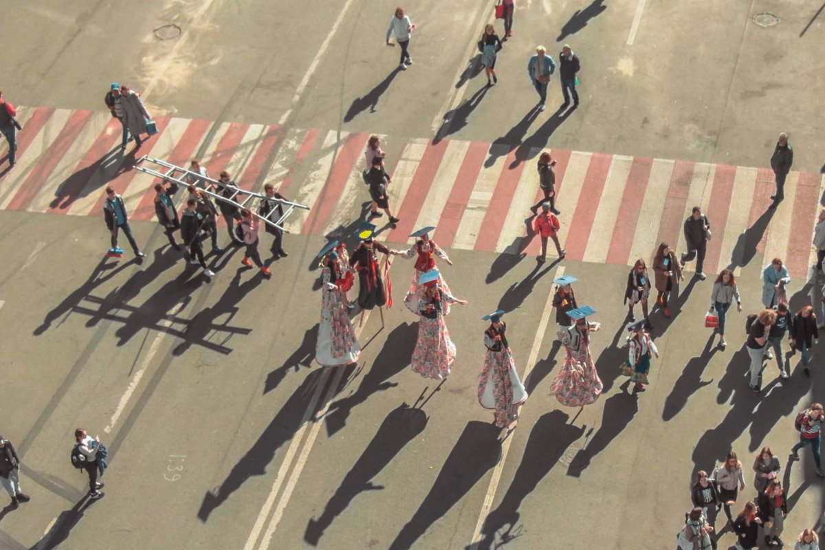 На мероприятие молодежь пришла большой колонной, в которой были и барабанщики и циркачи на ходулях