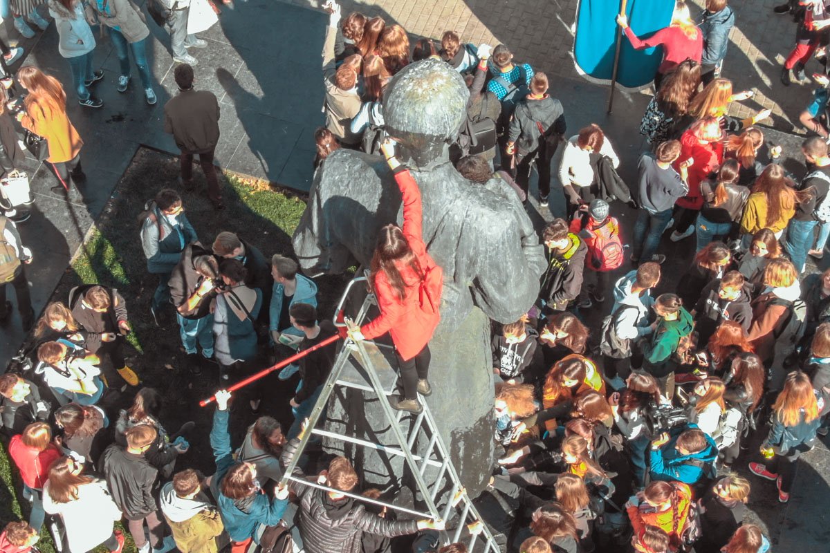 Все, кто не боялся высоты, рвался повыше, чтобы отмыть голову поэта от птичьего помета