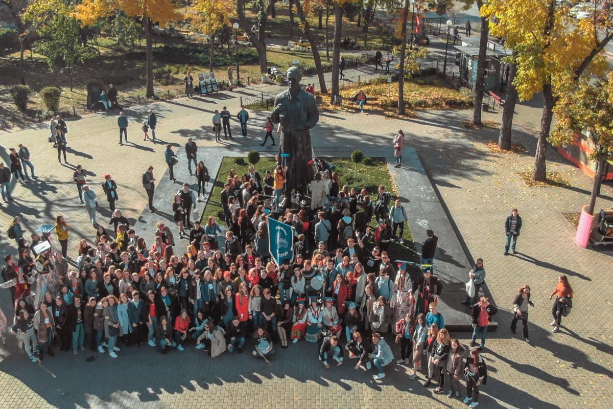 Всего на акции собралось около ста людей, которые с большим желанием хватали в руки тряпки и ведра