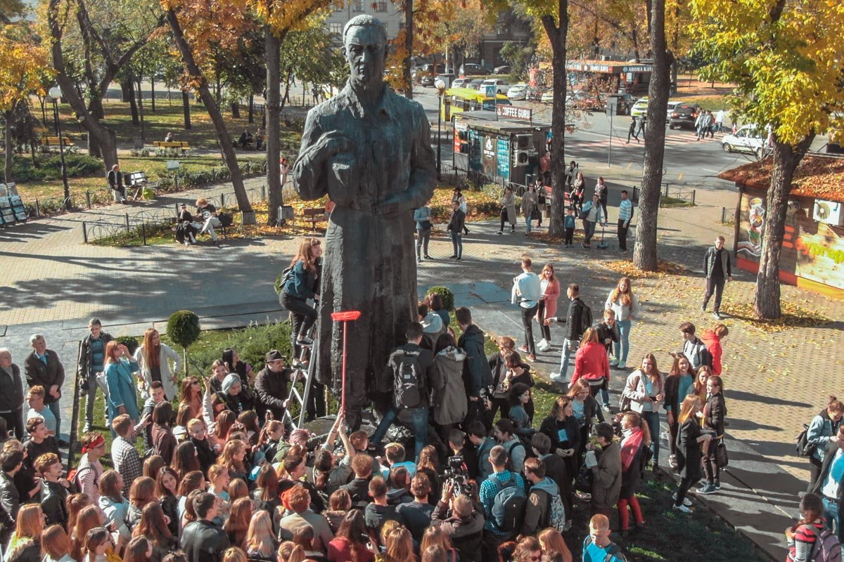 Ранний подъем в выходной день не расстроил студентов, ведь они свято чтут традиции академии