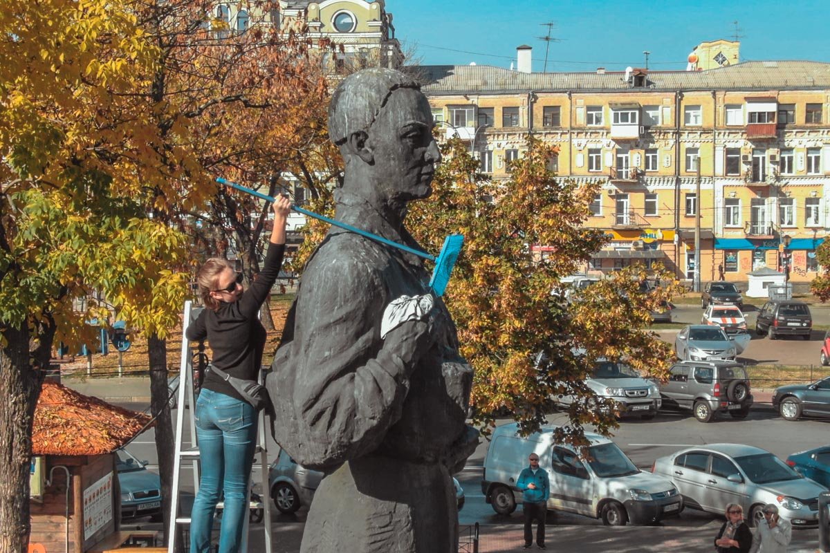 Самые проворные вылазили на стремянку и натирали Григорию Саввичу плечи, ему точно это понравилось