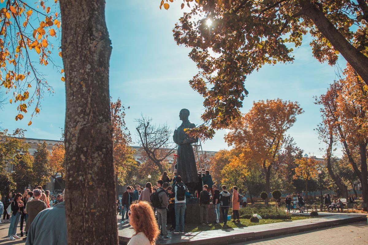 Проходящие мимо люди восхищались студентами и выкрикивали им слова благодарности