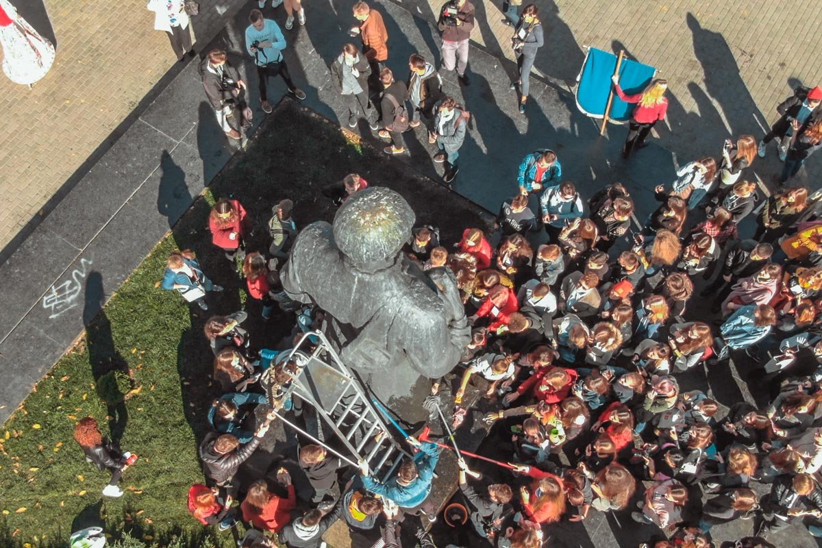 Учащиеся становились в очередь, чтоб дотронуться к духовному наставнику мокрой тряпкой