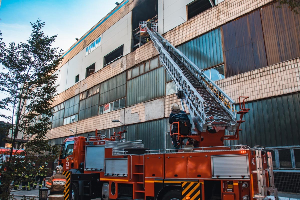 На месте происшествия работали 4 пожарных машины