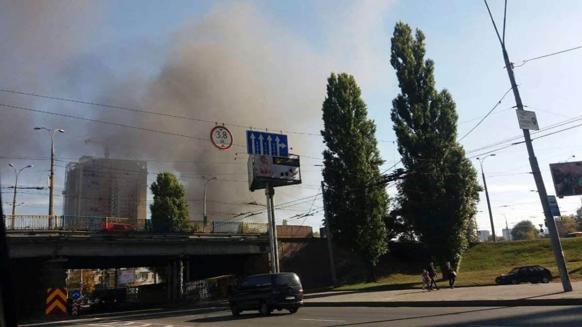 Очевидцы запечатлели пожар , проезжая рядом с местом происшествия