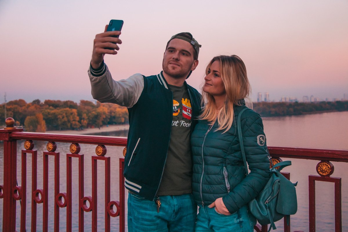 Оператор Информатора тоже вышел на мост, чтобы получить дозу впечатлений