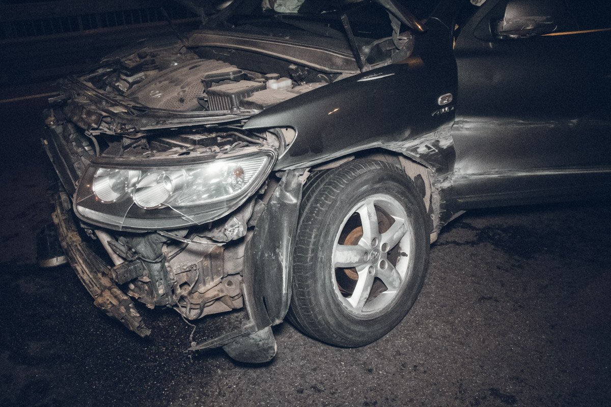 Hyundai на дипломатических номерах ехал по Дарницкому мосту в сторону Надднепрянского шоссе Hyundai на дипломатических номерах ехал по Дарницкому мосту в сторону Надднепрянского шоссе