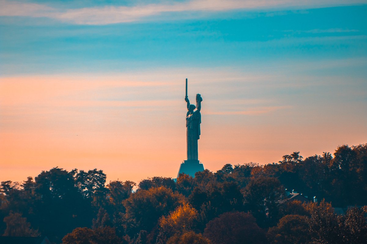 Желтые листья на деревьях идеально сочетаются с розовым рассветом 