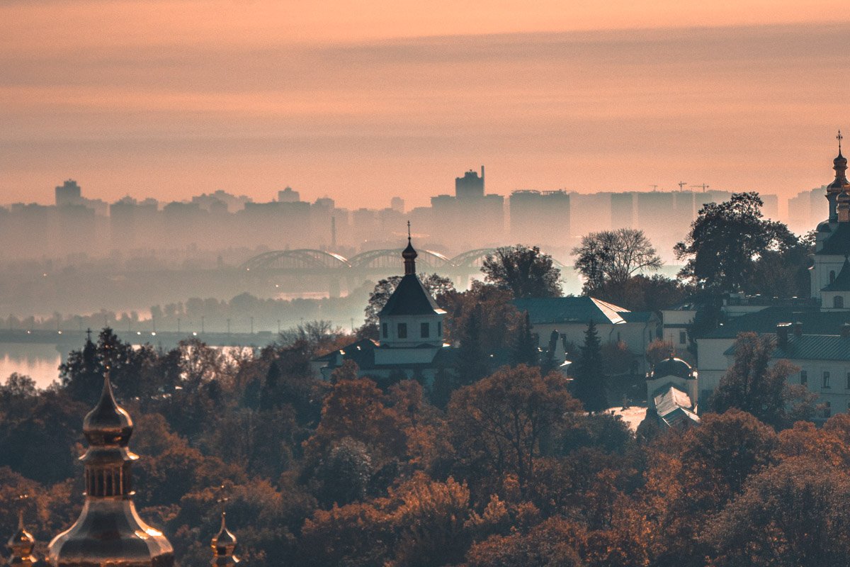 Туман опустился на землю, окутав улицы, дороги, дома и деревья