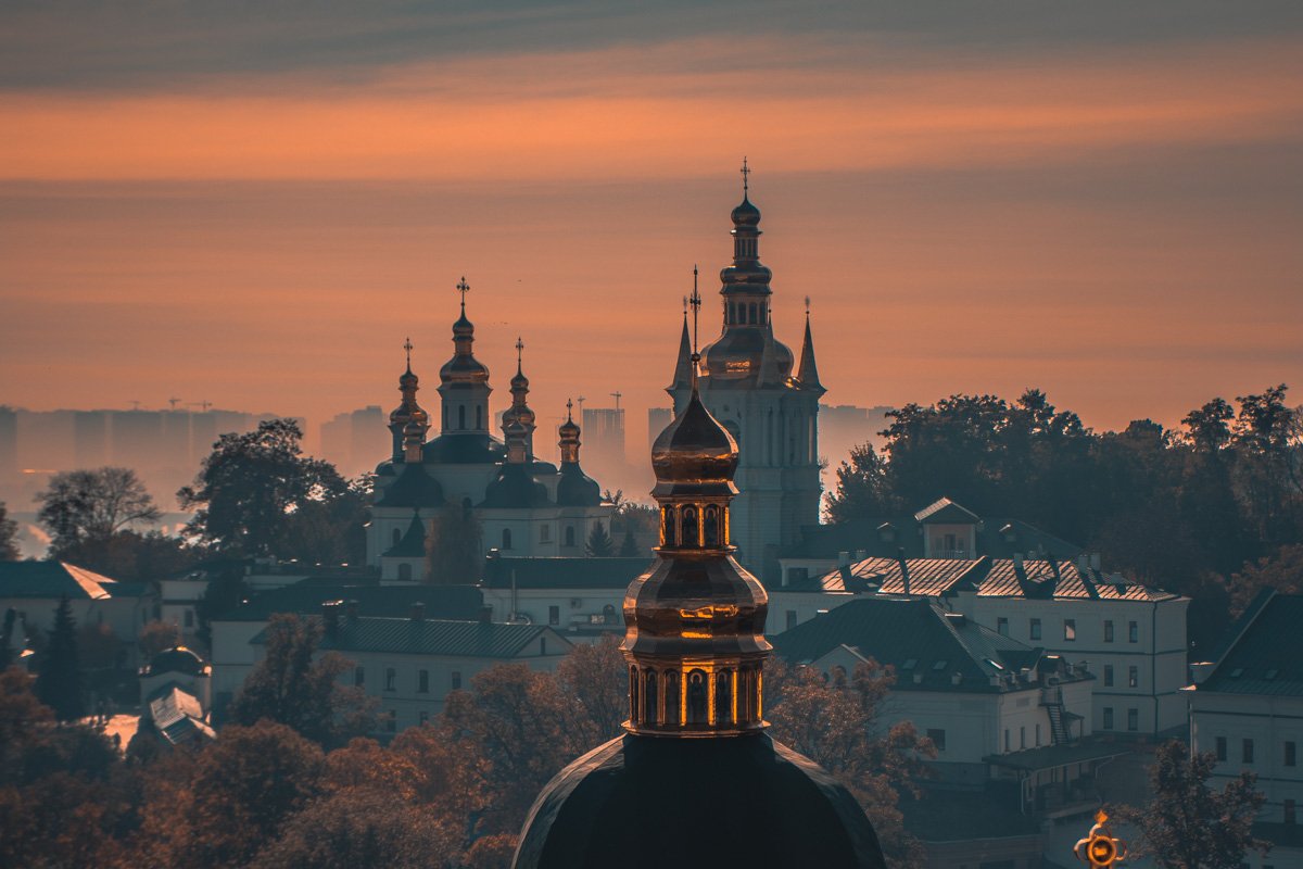Только отблеск куполов выделяется в это туманное утро