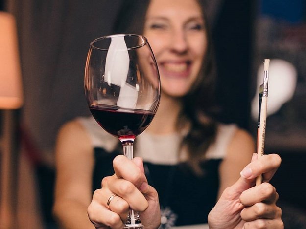 Напишите свою собственную индивидуальную картину, наслаждаясь любимым напитком Напишите свою собственную индивидуальную картину, наслаждаясь любимым напитком