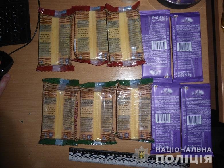 В Киеве мужчина украл из магазина сыр и шоколадки В Киеве мужчина украл из магазина сыр и шоколадки
