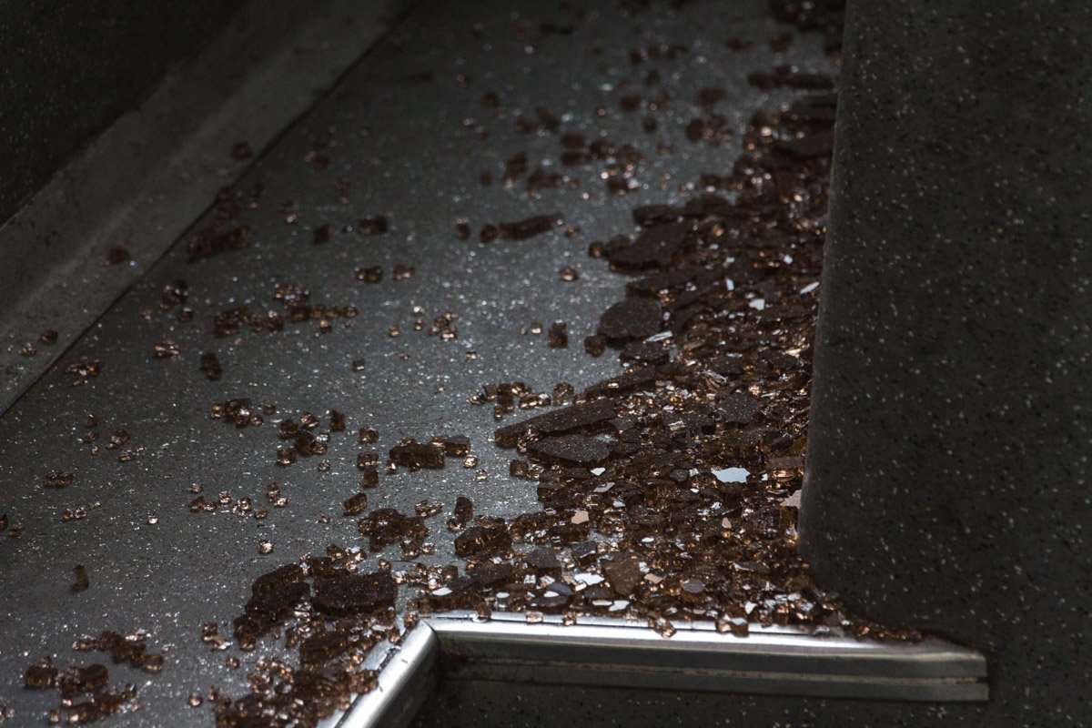 В результате столкновения в троллейбусе высыпались два окна В результате столкновения в троллейбусе высыпались два окна