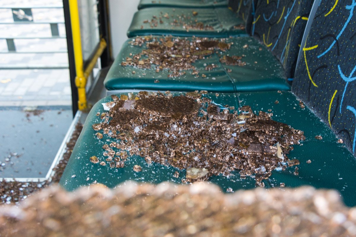 Девушку-пассажира автобуса госпитализировали с порезами от стекол Девушку-пассажира автобуса госпитализировали с порезами от стекол