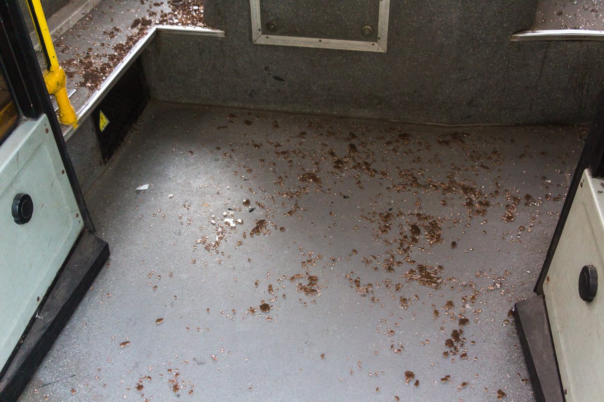 Разбитые окна высыпались в салон троллейбуса Разбитые окна высыпались в салон троллейбуса