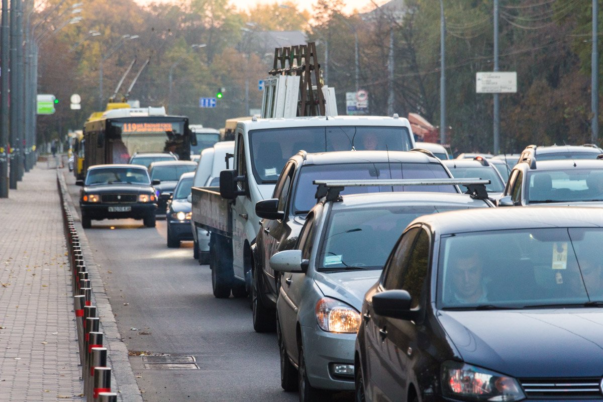 В результате ДТП образовалась огромная тянучка от Севастопольской площади В результате ДТП образовалась огромная тянучка от Севастопольской площади