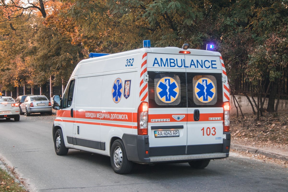 Пожилая женщина не успела увернутся от внедорожника и от удара получила черепно-мозговую травму Пожилая женщина не успела увернутся от внедорожника и от удара получила черепно-мозговую травму