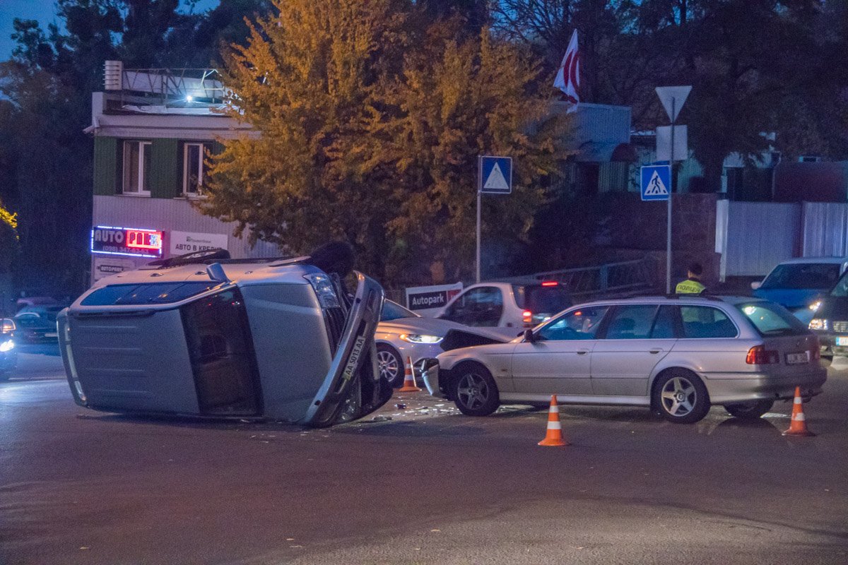 BMW пятой серии на большой скорости влетела в Toyota Land Cruiser BMW пятой серии на большой скорости влетела в Toyota Land Cruiser