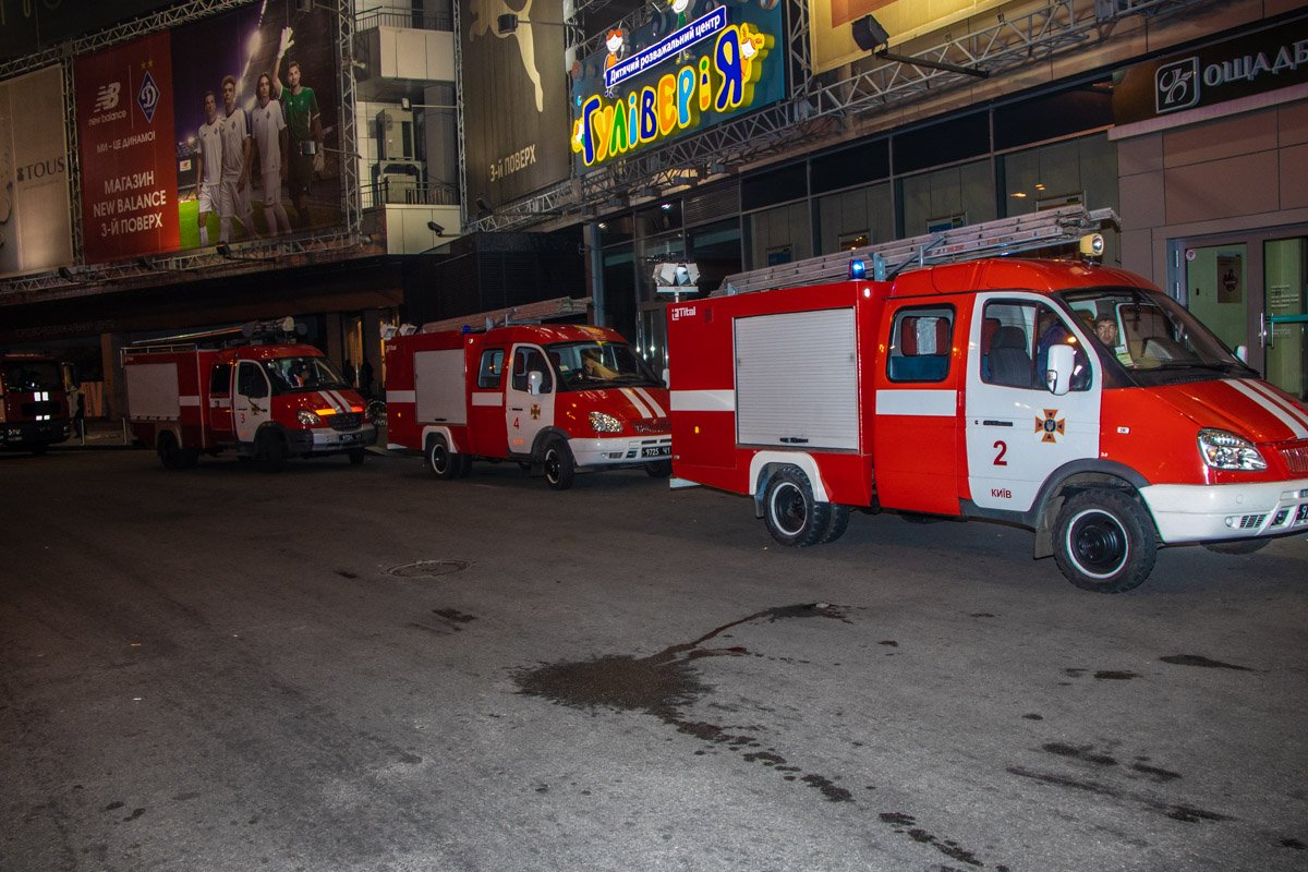 Через несколько минут после тревоги к месту занятий прибыли пожарные расчеты