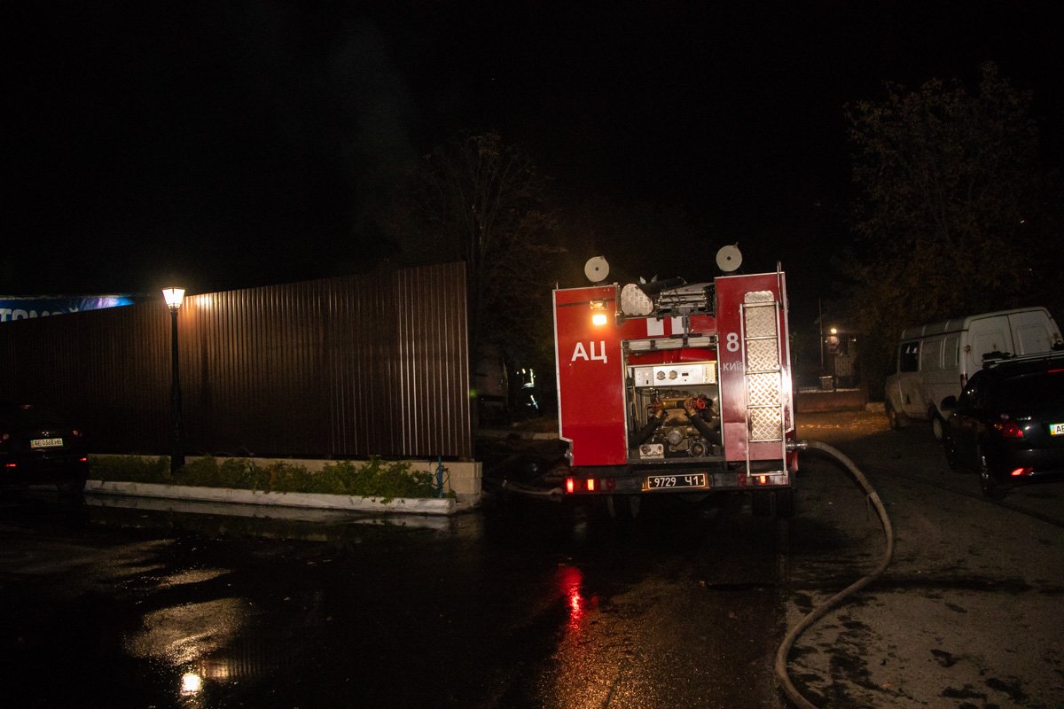 Из-за отсутствия гидрантов машину подвозили автоцистернами