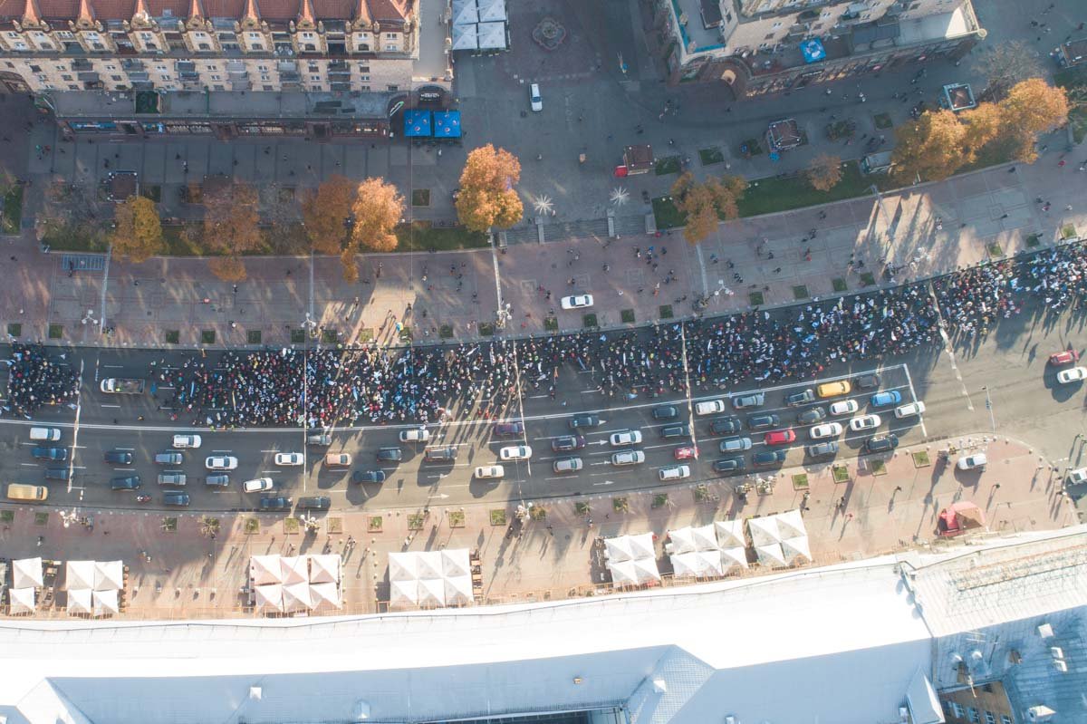 Колонна митингующих идет по Крещатику