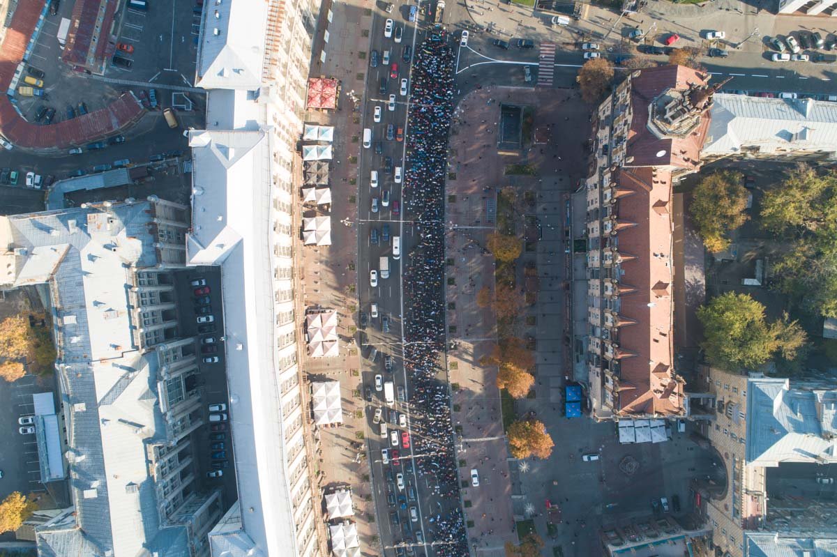 Представители профсоюзов перекрыли половину дороги 