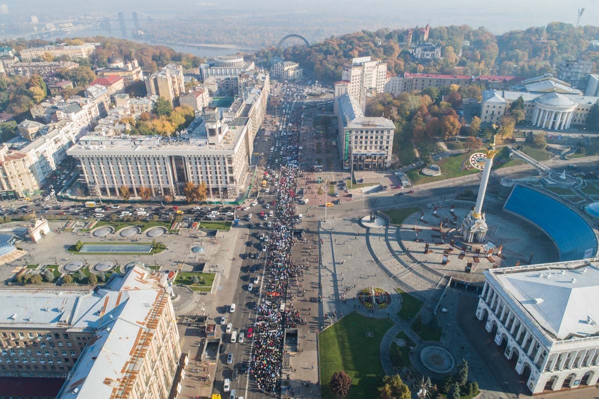 Участники шествия идут к Кабмину