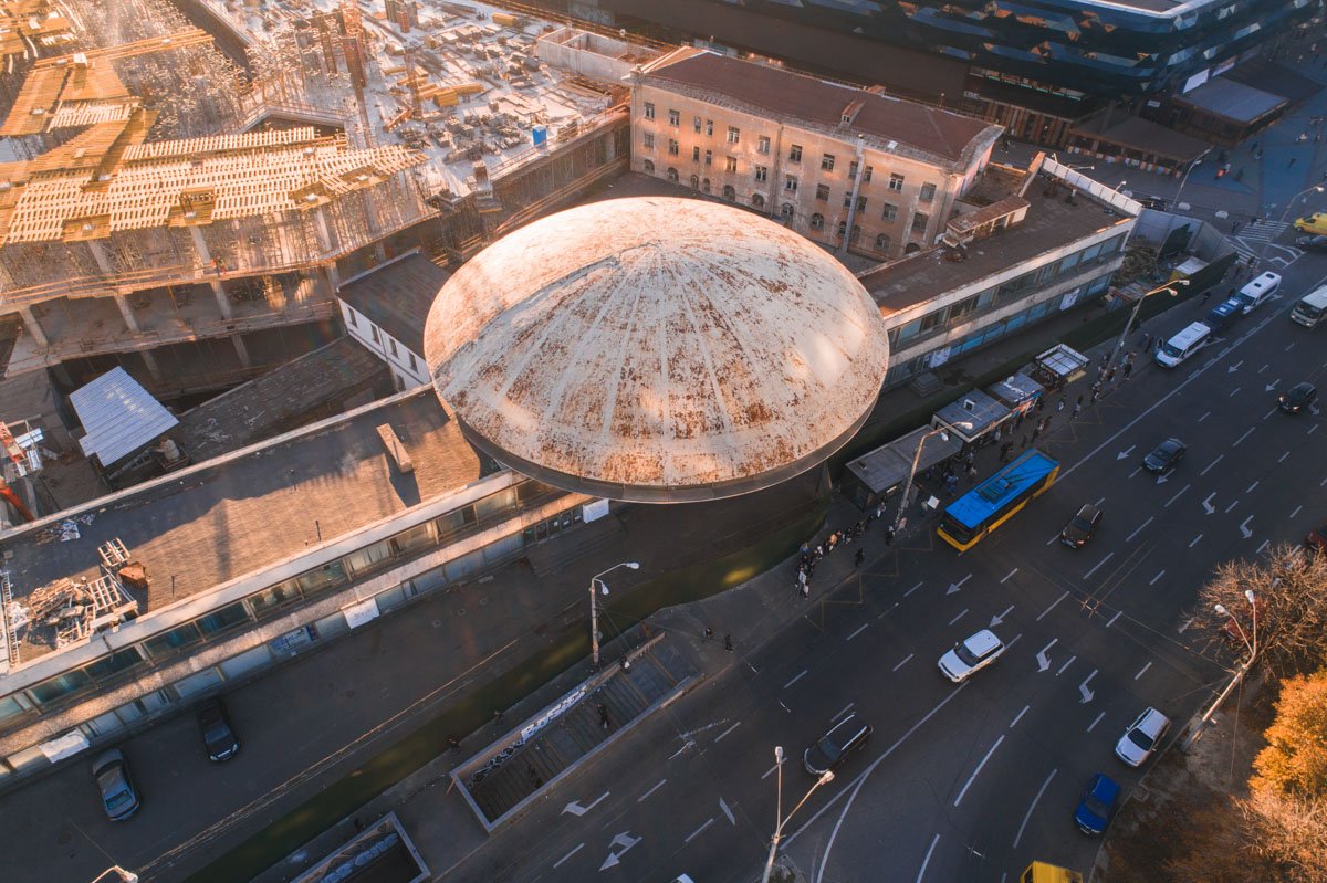 Здание построено в стиле советского модернизма