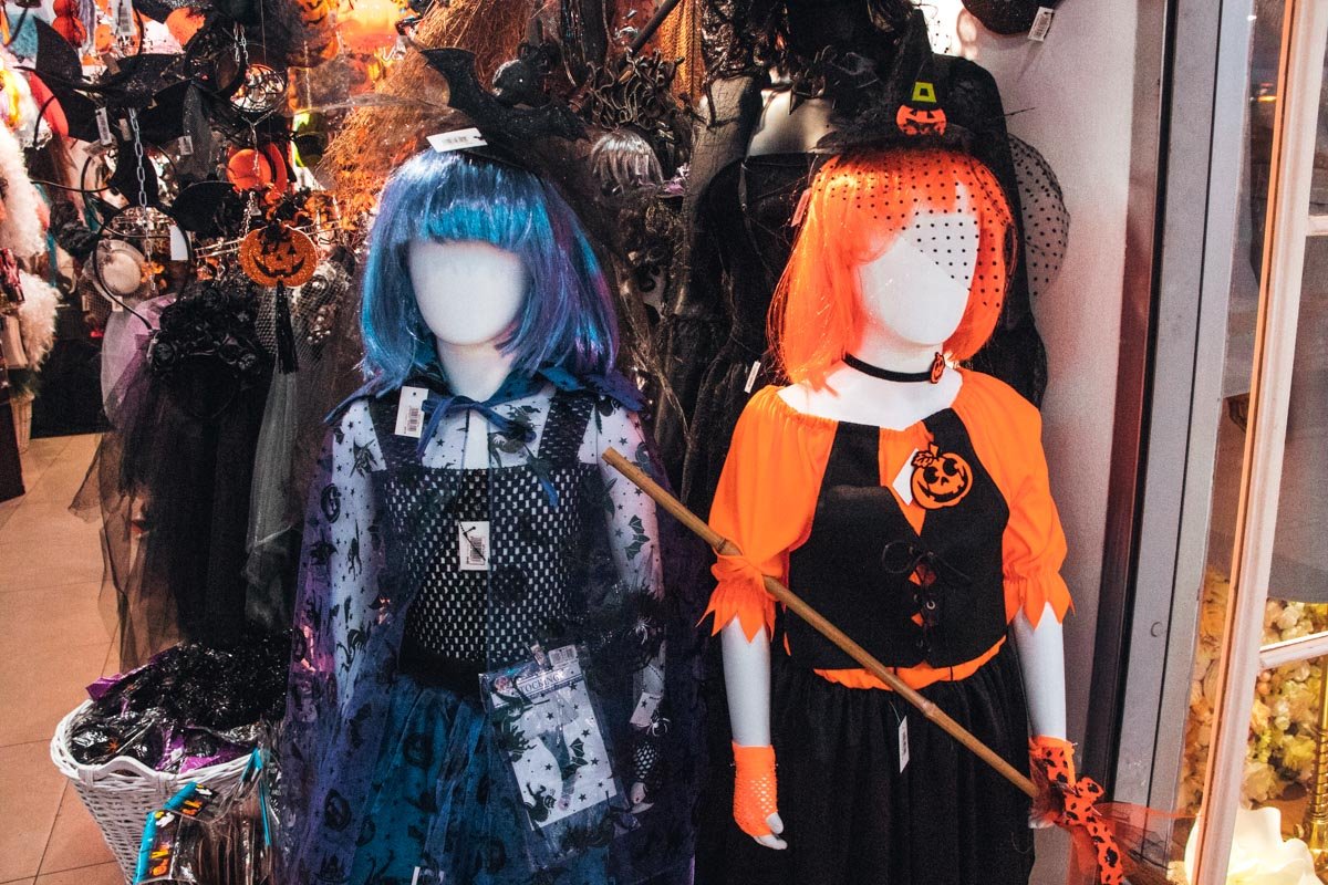 Ведьмочки в этом году поменяли цвет своих нарядов 