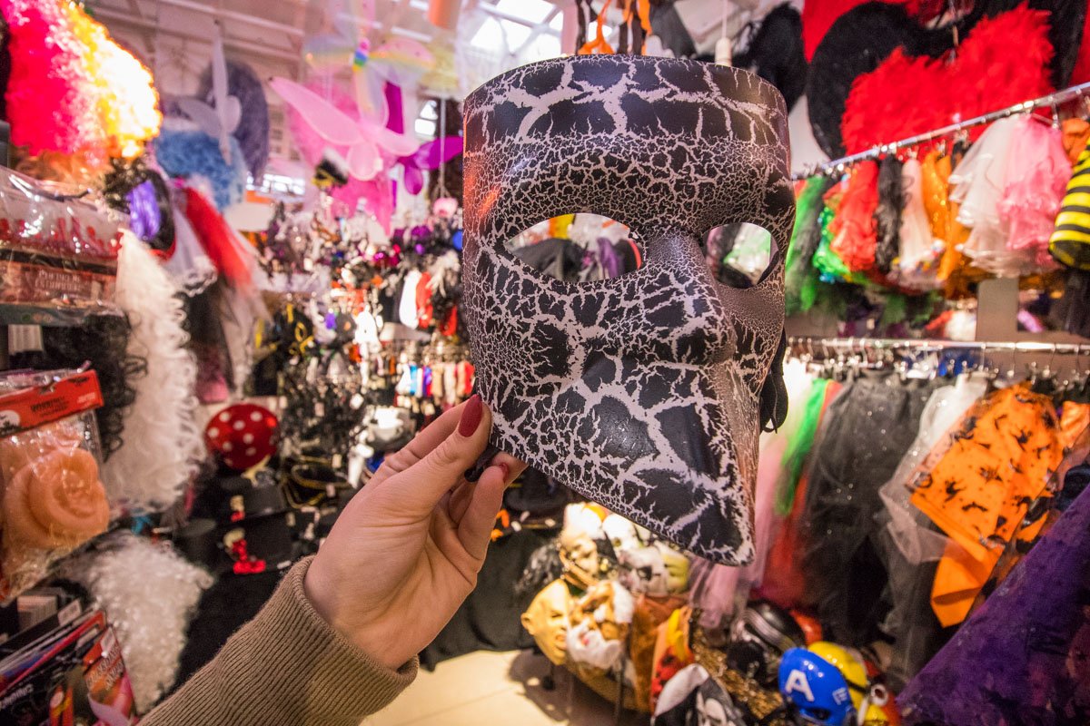 Парням подойдут маски в темной цветовой палитре