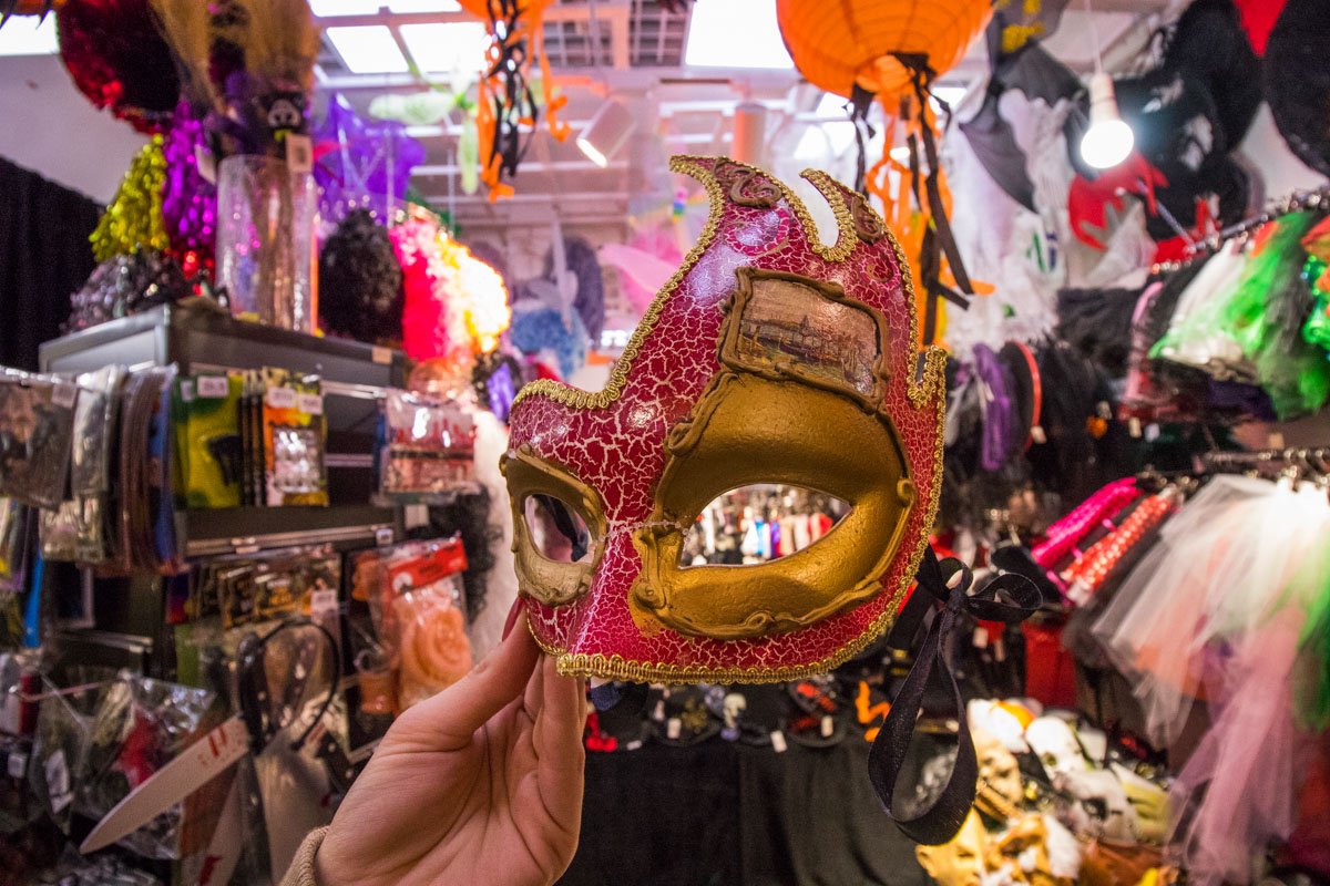 У девушек пользуются популярностью яркие краски 