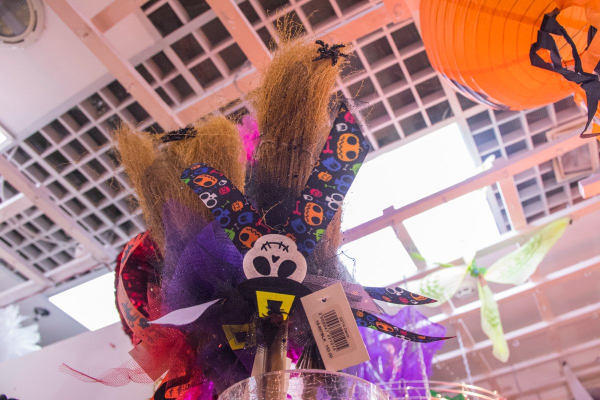 Веником можно не только подметать, но и сделать с него реквизит для вечеринки 