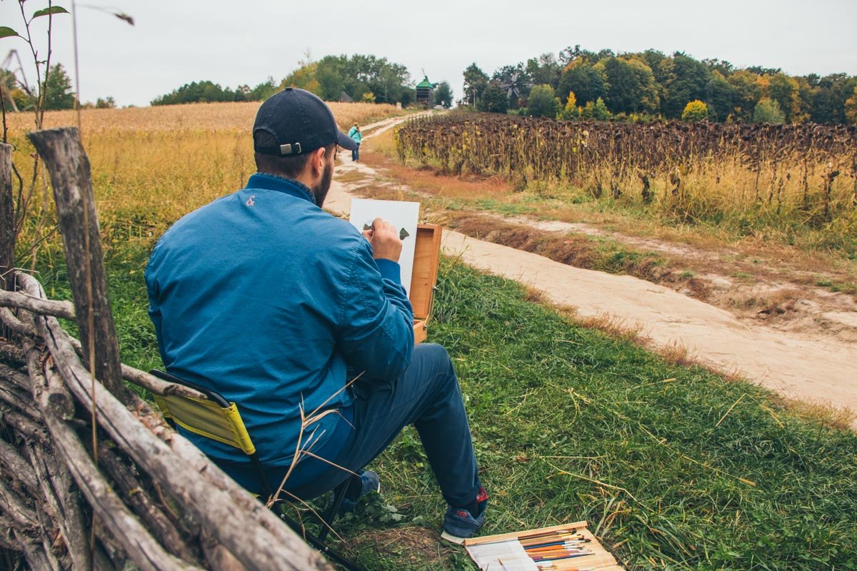 А за поворотом сидит художник и создает красоту