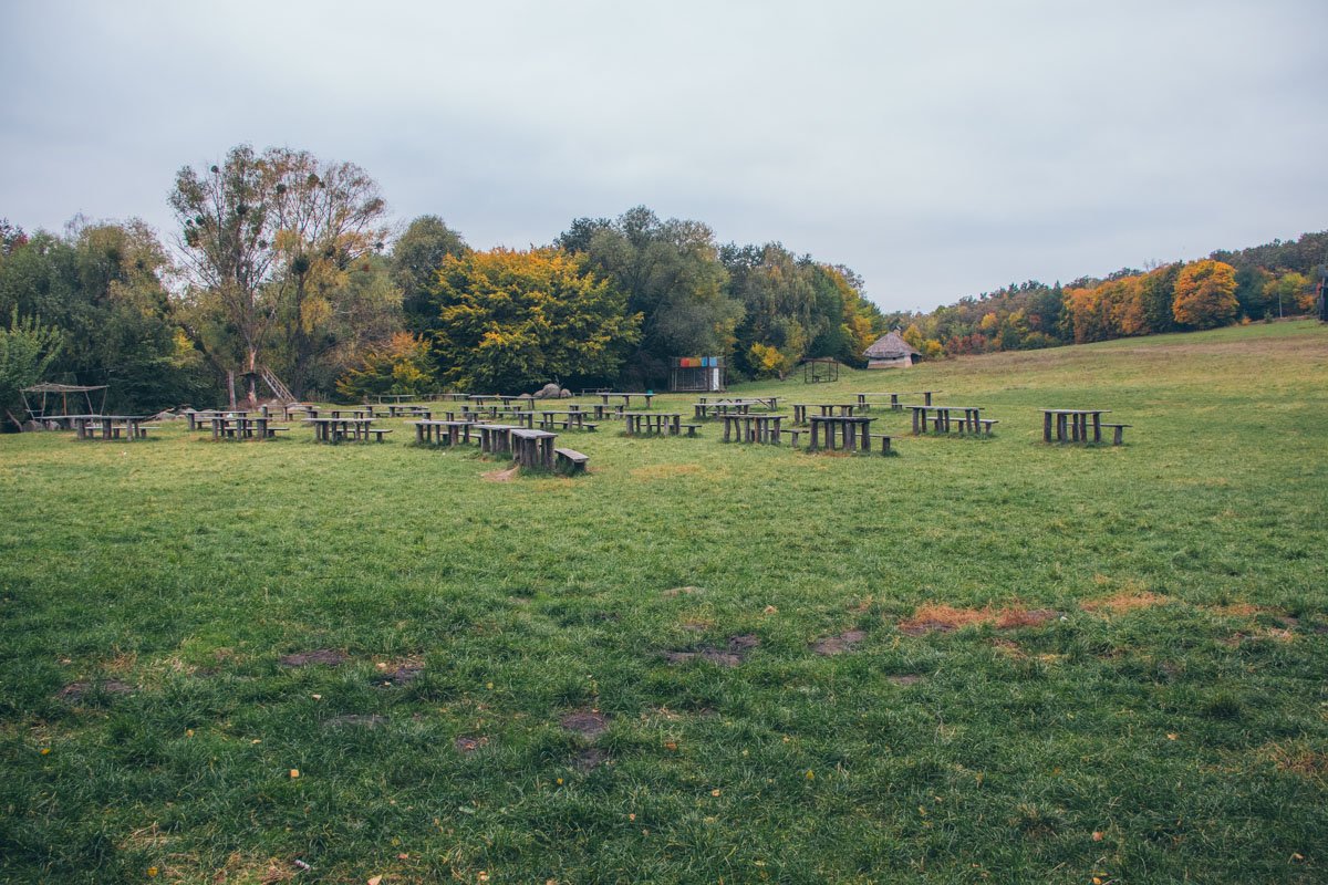 Столики для отдыха в будние дни пустуют