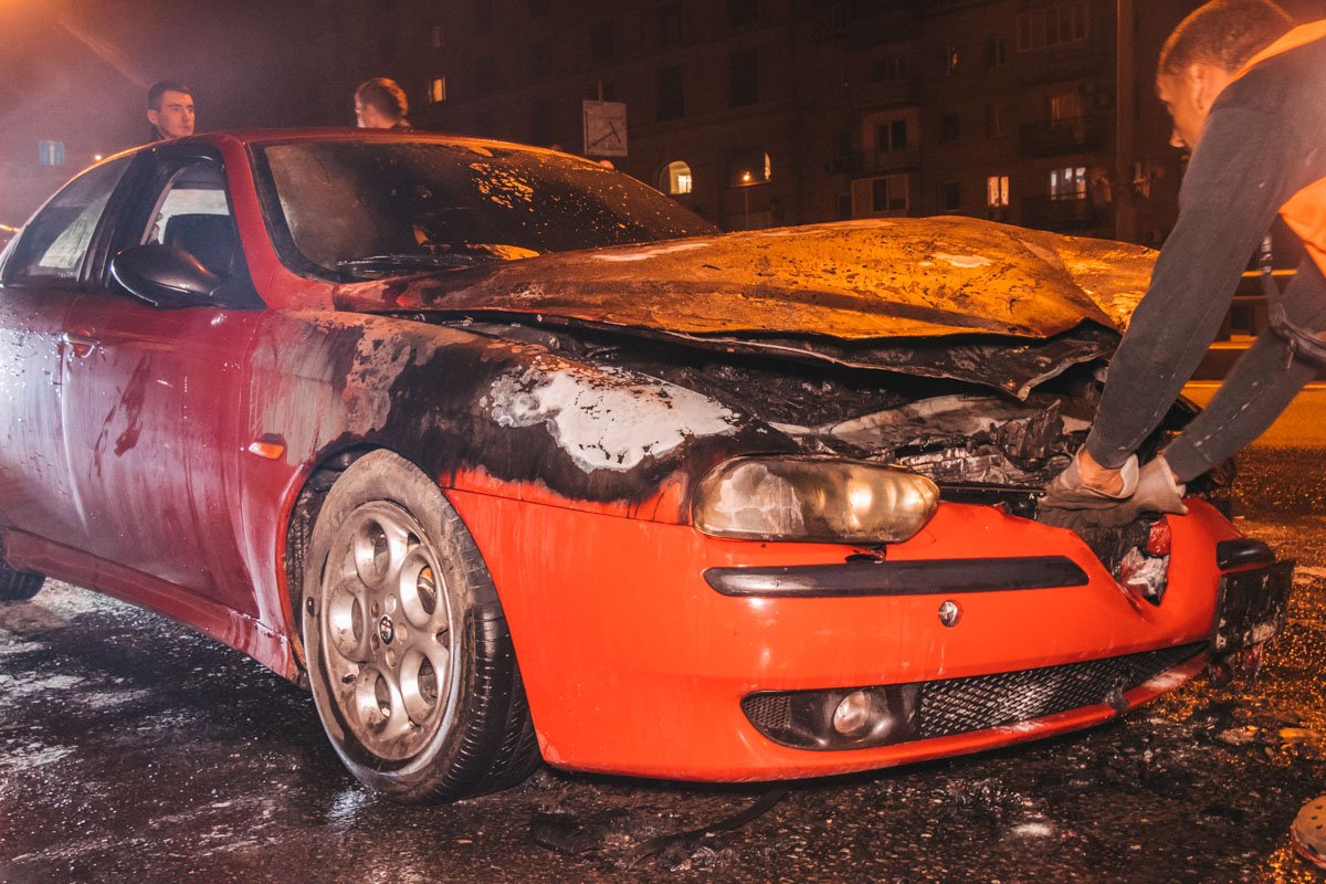 Водитель Alfa Romeo с пассажиром двигался по улице Набережно-Крещатицкой в сторону Подола