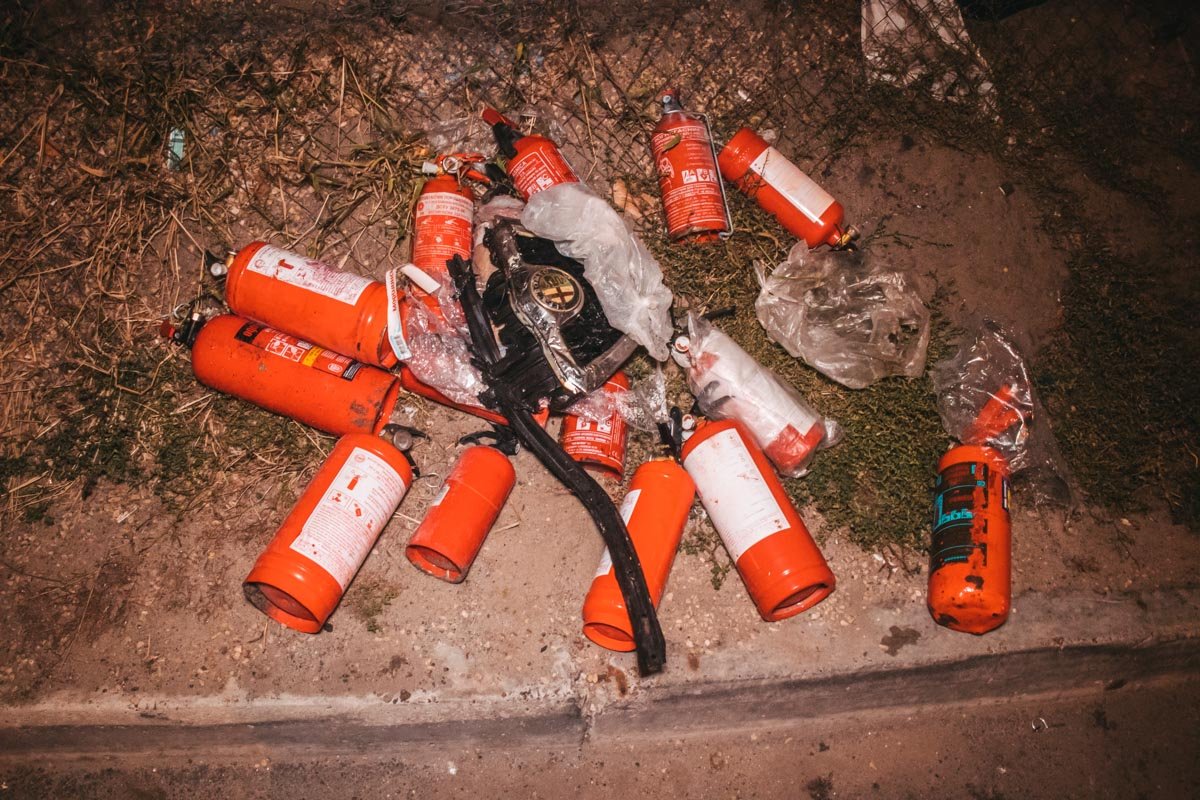 Из-под капота автомобиля начал идти густой дым, а затем машина загорелась