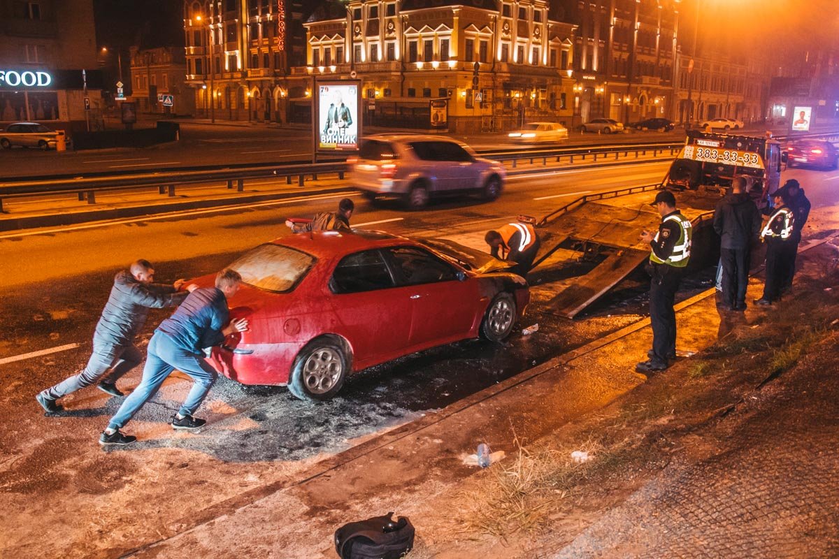 На помощь водитель пришли другие автомобилисты, которые принялись бороться с огнем при помощи огнетушителей и подручных средств
