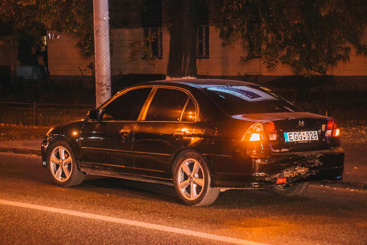 Пилот мотоцикла влетел в автомобиль Honda Пилот мотоцикла влетел в автомобиль Honda